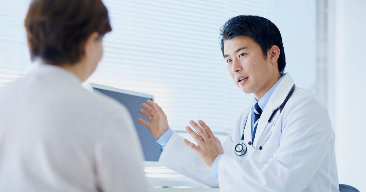 硬化療法後の経過を説明する医師と患者